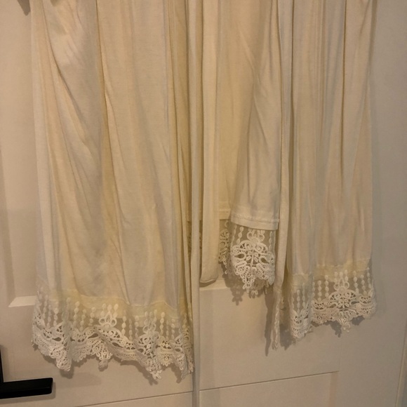 Plum Pretty Sugar White Robe - Picture 3 of 4